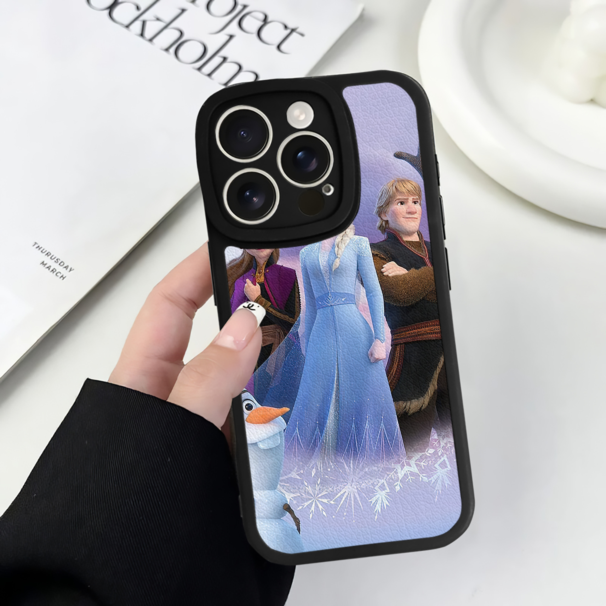 （画像用） アナと雪の女王 アンナ エルサ Frozen Anna Elsa 【iPhone 16シリーズ対応】シリコンスマホケース（レザー調） 材質：シリコン